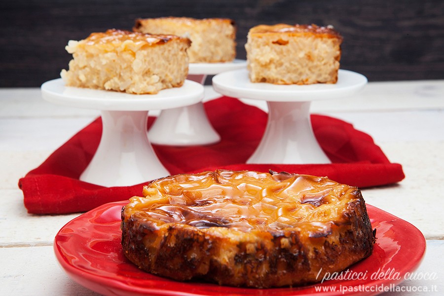 Torta di riso su piatto rosso