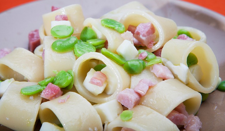 mega-anelli-con-fave-pecorino-e-pancetta