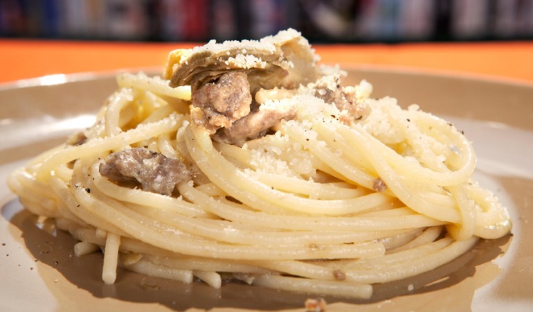 spaghetti-con-salsiccia-e-carciofi