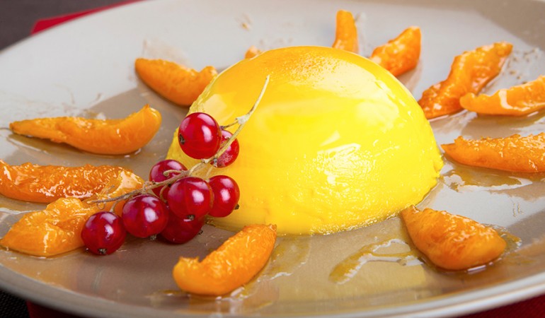 Panna-cotta-allo-zafferano-e-albicocche