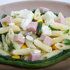 mini-penne-con-fagiolini-serpente-feta-prosciutto-mais