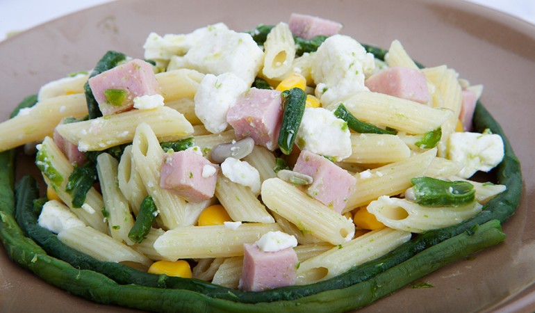 mini-penne-con-fagiolini-serpente-feta-prosciutto-mais