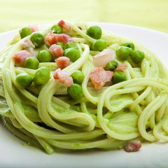 Spaghetti-con-crema-di-piselli-e-pancetta