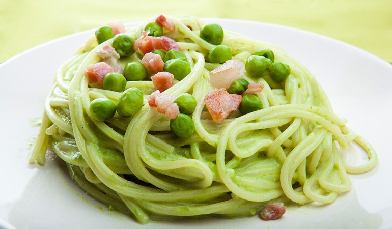 Spaghetti-con-crema-di-piselli-e-pancetta