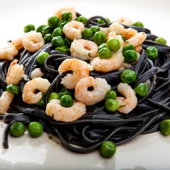 linguine-al-nero-di-seppia-con-gamberetti-e-piselli