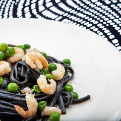 linguine-al-nero-di-seppia-gamberetti-e-piselli