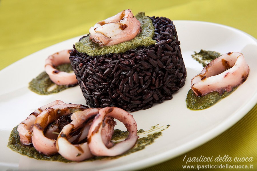 riso-nero-con-calamari-e-pesto