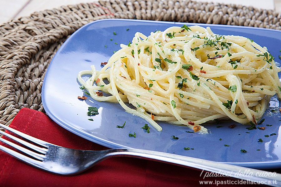 spaghetti-aglio-e-olio-cremosi_lontani