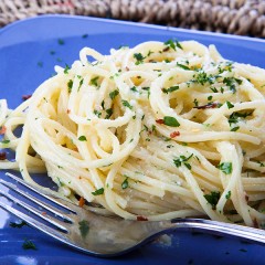 spaghetti-aglio-e-olio-cremosi_vicino