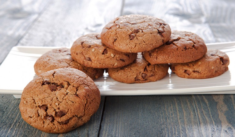 biscotti-con-gocce-di-cioccolato-in-evidenza