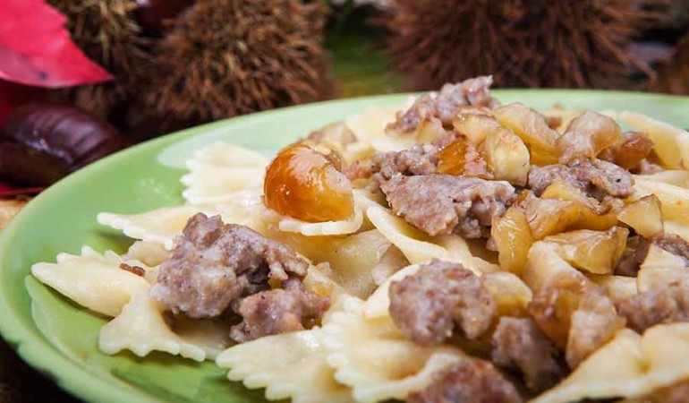 Farfalline-con-salsiccia-e-castagne_evidenza