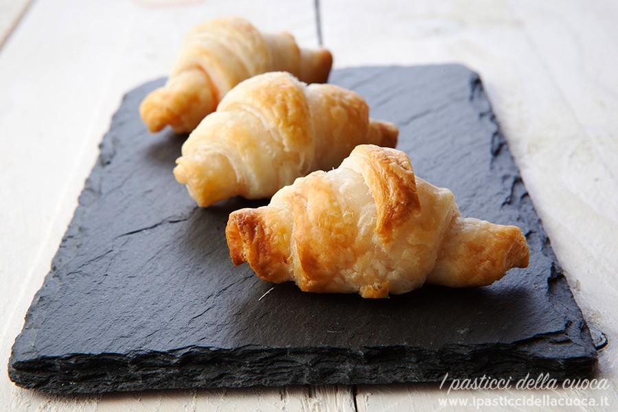 Mini-croissant-al-salmone