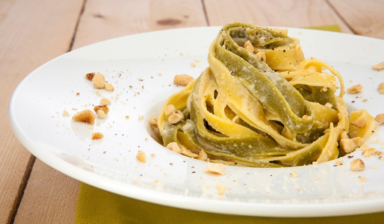 Tagliatelle-al-pesto-di-nocciole_evidenza