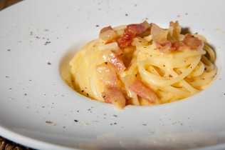Spaghetti-alla-carbonara_evidenza