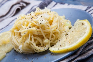 Spaghetti-al-limone-e-pecorino_evidenza