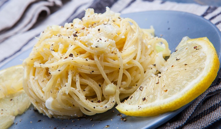 Spaghetti-al-limone-e-pecorino_evidenza