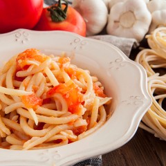 Pici-al-aglione_con pomodori e aglio