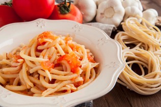 Pici-al-aglione_con pomodori e aglio