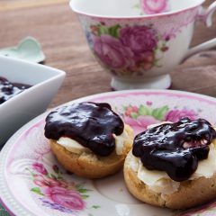 Scones con burro e marmellata