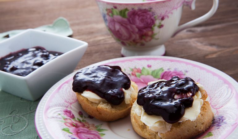 Scones con burro e marmellata