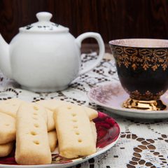 Biscotti al burro con tazza nera