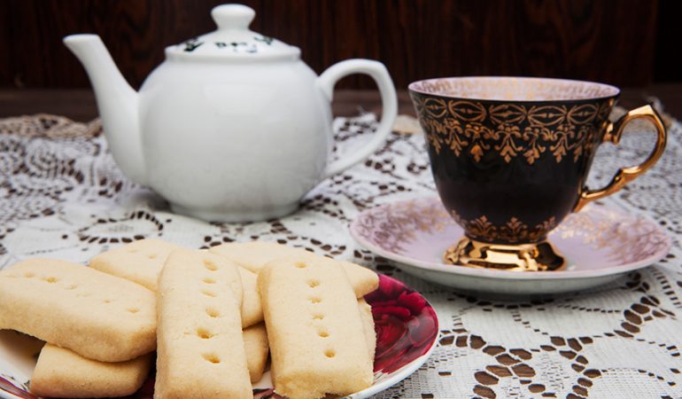 Biscotti al burro con tazza nera