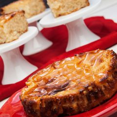 Piccola torta di riso con altri pezzi tagliati a cubetti