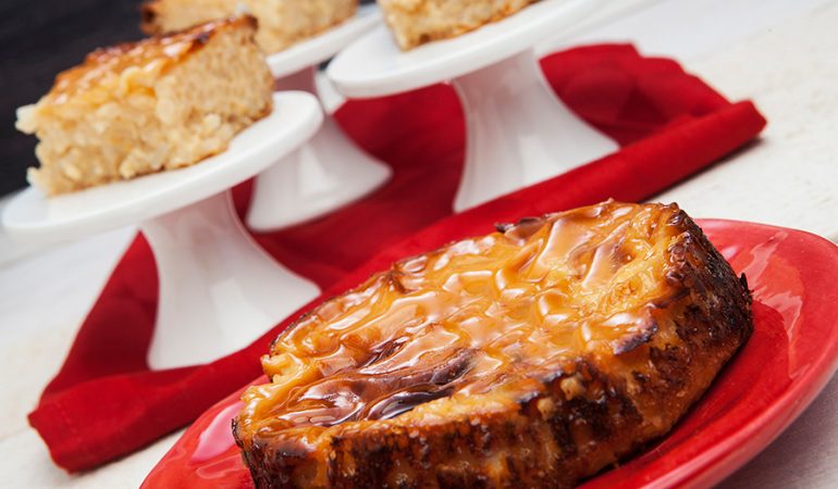 Piccola torta di riso con altri pezzi tagliati a cubetti