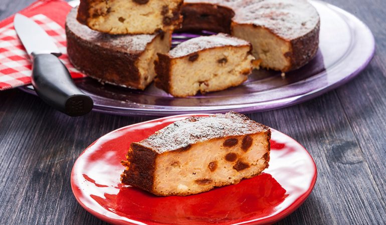 Fette di ciambella di riso dolce su piatto rosso