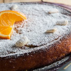 Torta sefardita intera decorate con fetta arancia e mandorle