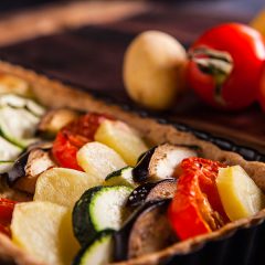 crostata salata con melanzane, zucchine, pomodorini e patate