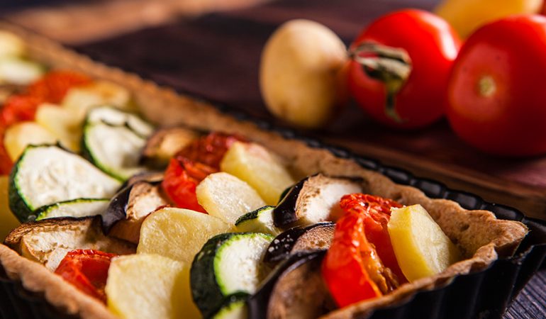 crostata salata con melanzane, zucchine, pomodorini e patate