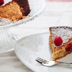 Sullo-sfondo-torta-caprese-bianca-in-primo-piano-fetta-di torta