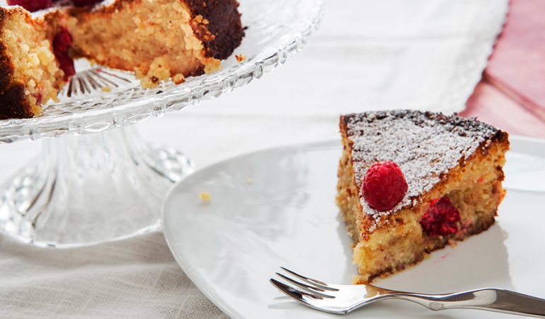 Sullo-sfondo-torta-caprese-bianca-in-primo-piano-fetta-di torta