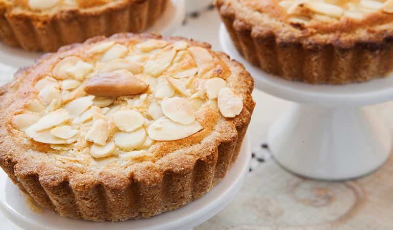 Crostata-con-crema-frangipane e marmellata ai lamponi