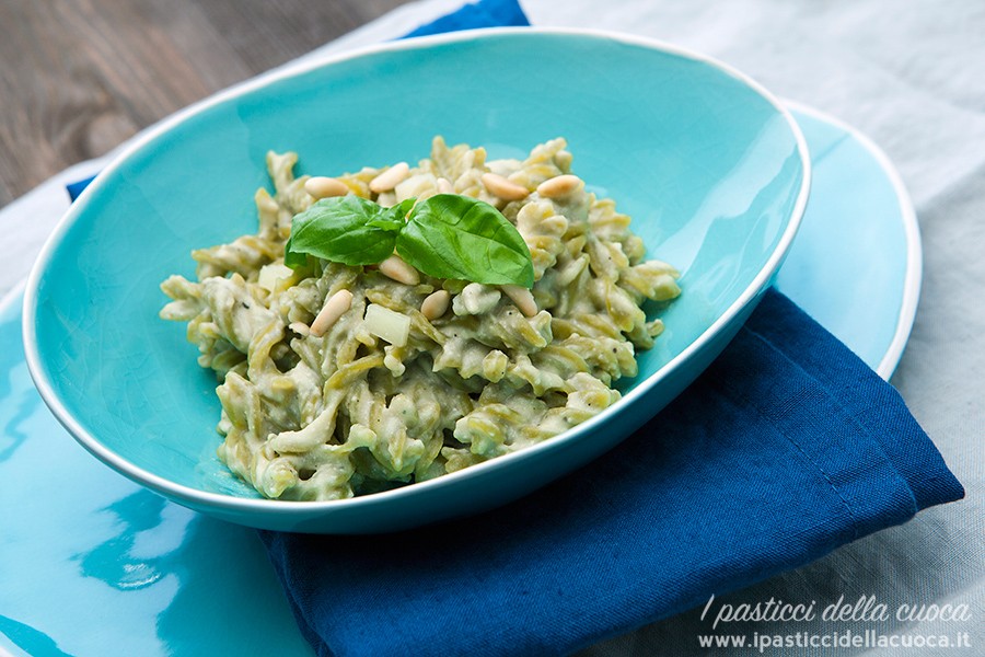 Pasta-con-pesto-di-melanzane_piatto azzurro