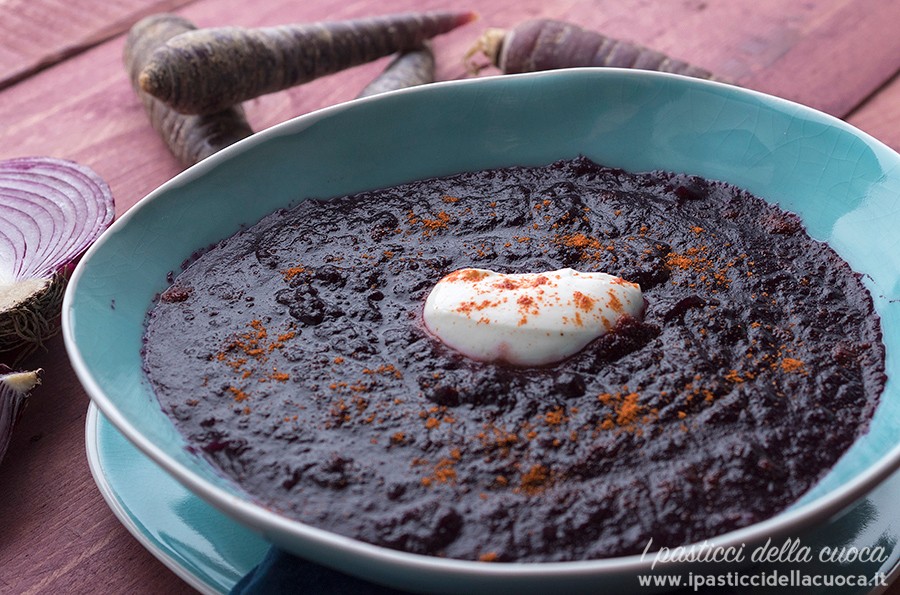 Vellutata di carote viola con yogurt e paprika