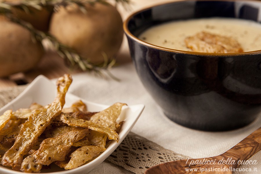 Vellutata di patate con bucce di patate fritte