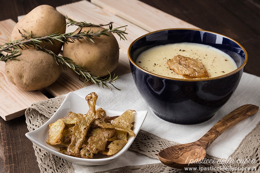 Vellutata di patate, sullo sfondo patate e rosmarino