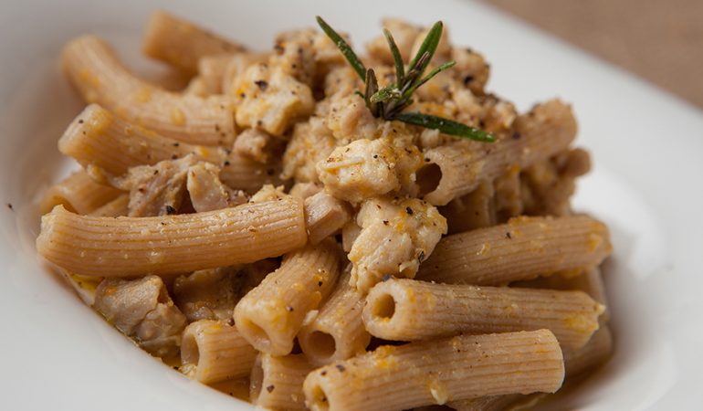 maccheroncini-con-ragù-di-pollo