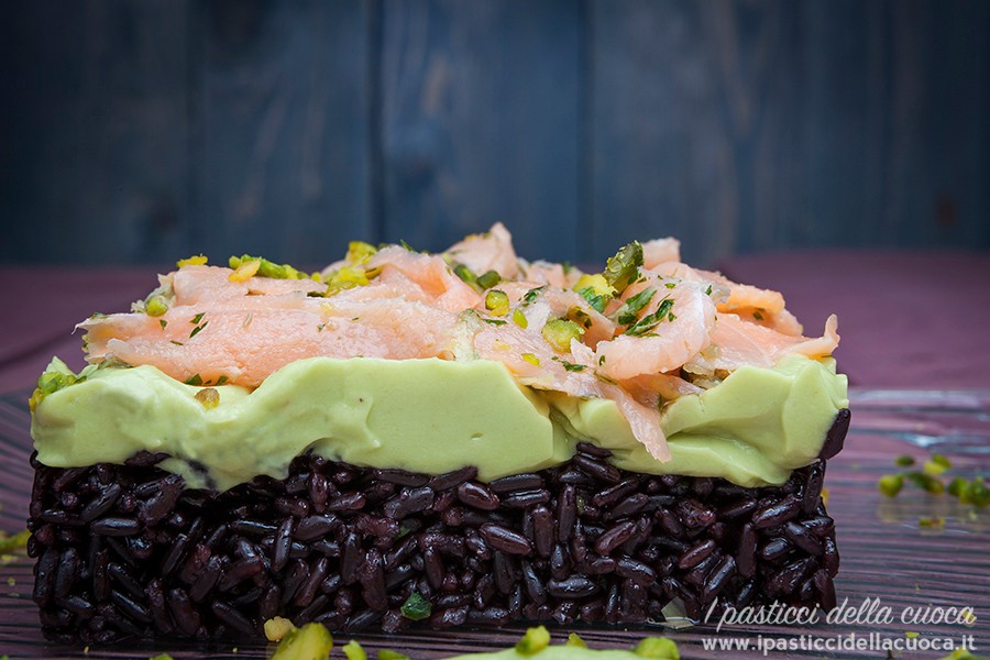 Riso-venere-con-avocado-e-salmone_in-primo-piano