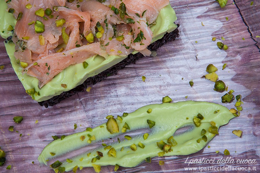 Riso-venere-con-avocado-e-salmone_dall_alto