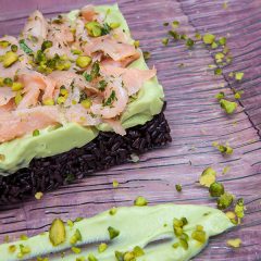 Riso venere con avocado e salmone