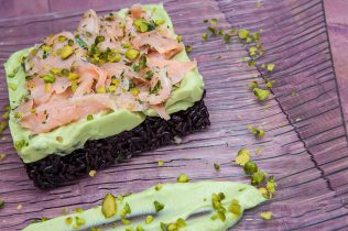 Riso venere con avocado e salmone