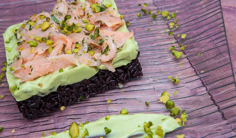 Riso venere con avocado e salmone