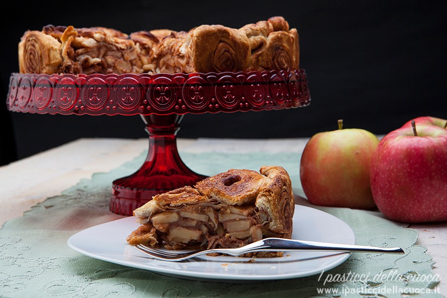 Torta di mele e cannella con fetta di torta