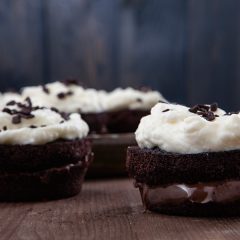 Tortine alla Guinnes ripiene di Nocciolata con glassa al mascarpone e panna