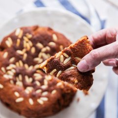 Torta-di-castagne_Fetta-di-torta-in-mano