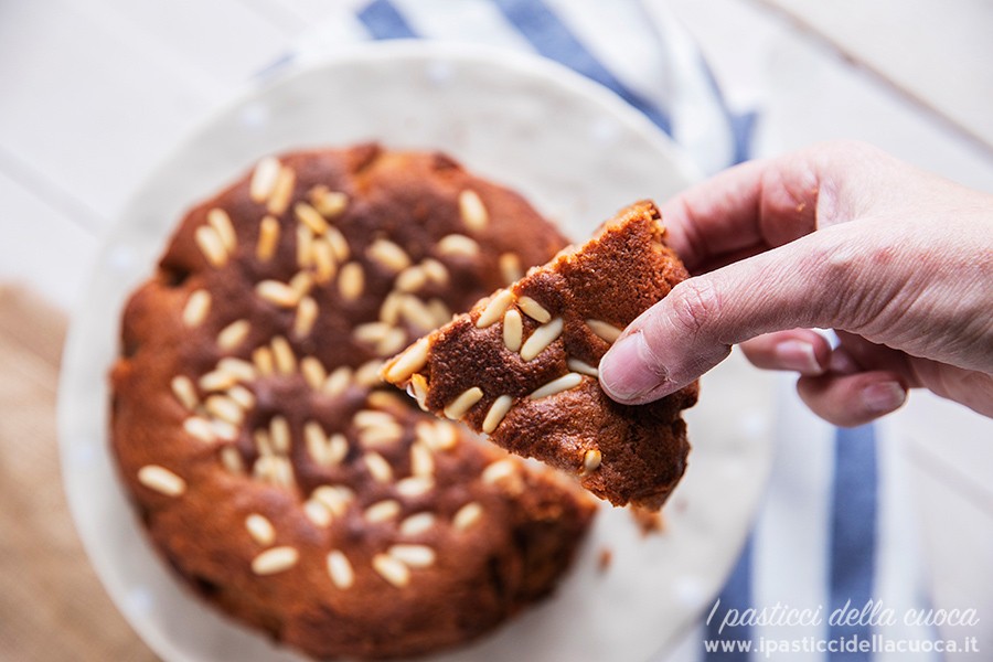 Torta-di-castagne_Fetta-di-torta-in-mano