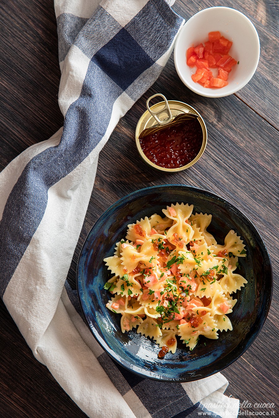 Farfalle-con-salmone-e-caviale_dall-alto